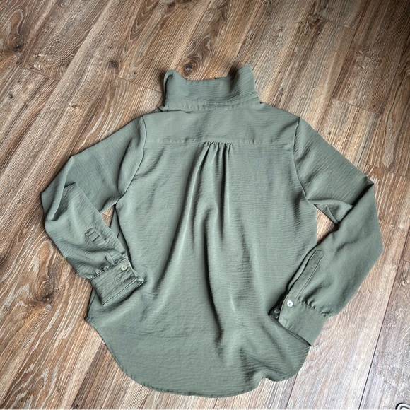 Evereve 1/4 Button Down Blouse in Green-Size Small - Picture 6 of 8